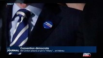 Un pin's d'Hillary Clinton en Hébreu porté par Bill Clinton