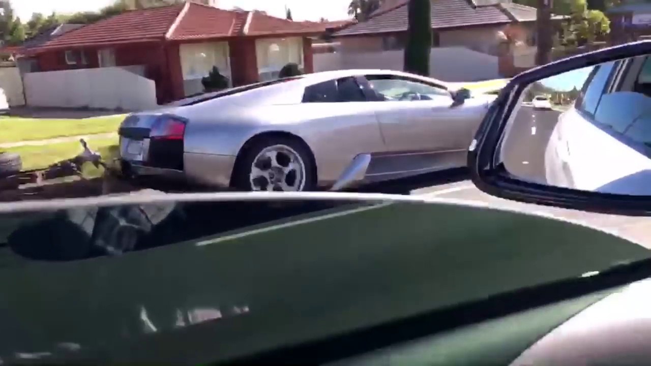 Cette Lamborghini tire une remorque pleine de chèvres ! Fermier pété de thunes