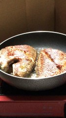 cách chiên cá diêu hồng mau vàng bằng thùng gạch tông đây