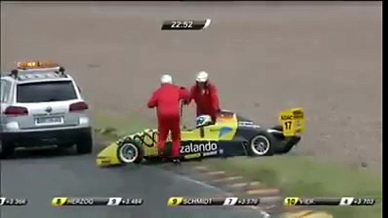 IMPRESSIONANTE INCIDENTE IN PISTA NESSUNO FERMA LA GARA E GUARDATE COSA SUCCEDE !