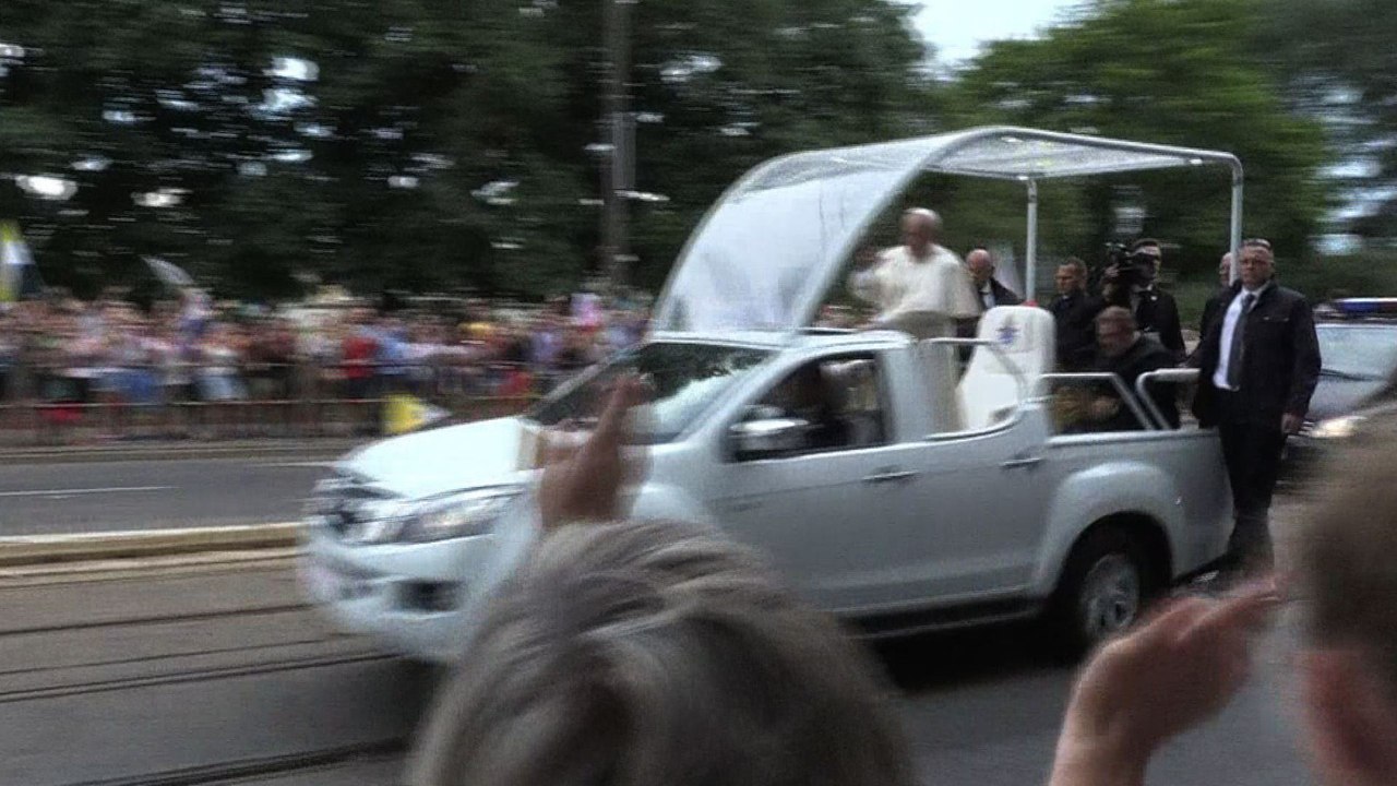 JMJ : la jeune foule ravie d'avoir aperçu le pape François