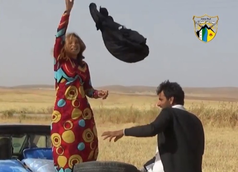 Après avoir échappé à Daesh des femmes enlèvent leur robe noire.