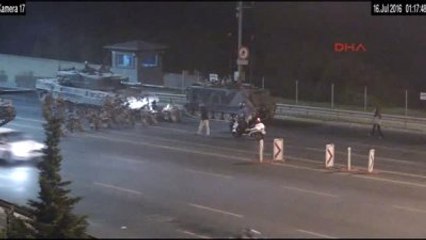 Kurşun Yağmurunda Darbeci Askerlere Direnen Kadın Kamerada