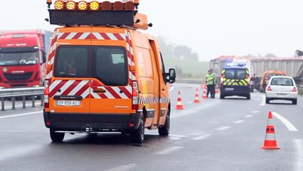 Un semi-remorque en portefeuille sur la RN10 à Jurignac