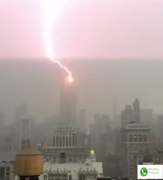 Lightening Struck iconic empire state building in USA