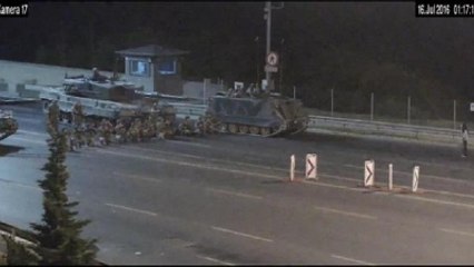 Kurşun Yağmurunda Darbeci Askerlere Direnen Kadın Kamerada