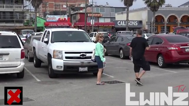 Un bambino in auto piange disperato. L'esperimento che vi farà riflettere: