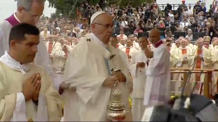 Le pape rate une marche et tombe à Czestochowa