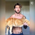 Il utilise son gros chat pour faire de la musculation, sa vidéo enflamme le web et les filles flashent sur son physique