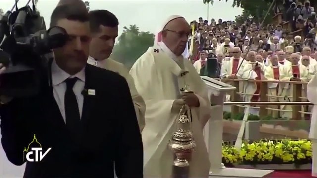Le pape François fait une légère chute aux JMJ