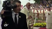 Le pape François chute pendant les JMJ