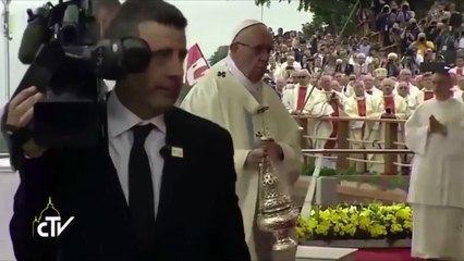 Le pape François chute pendant les JMJ