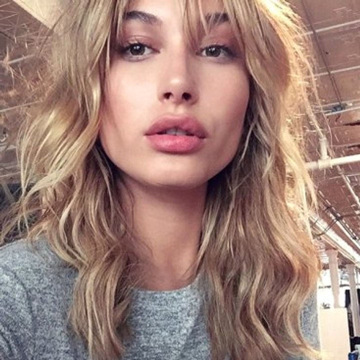 Hailey Baldwin, Kahve Almaya Gecelikle Gitti