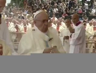 Papa canlı yayında yere düştü