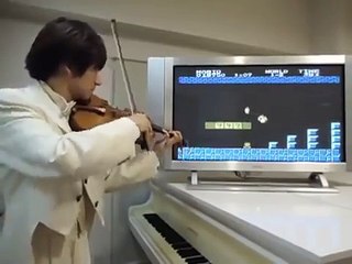 Il joue du violon en direct devant le jeu Mario Bross