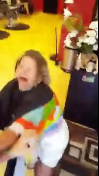 Une cliente d'un salon de coiffure devient folle et hurle contre un gars qui demande un remboursement