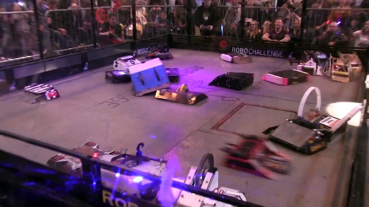 Gros combat entre 20 robots... Quel bordel et massacre !