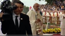 Quand le pape François se casse la figure d'une marche