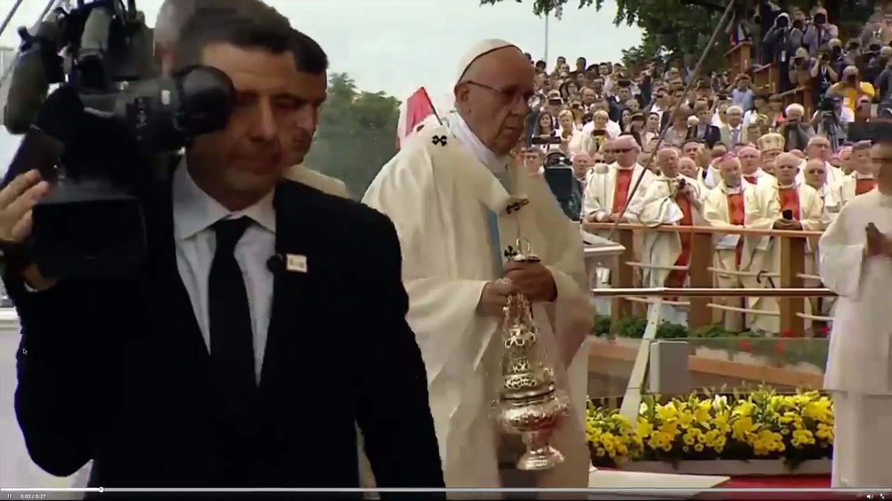 Quand le pape François se casse la figure d'une marche