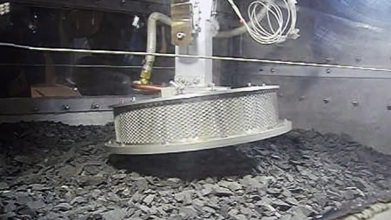 Comment la sonde OSIRIS-REx doit prélever un échantillon de l'astéroïde Bennu