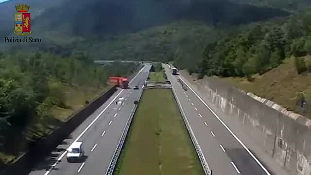 Le demi-tour insensé d'un poids lourd sur autoroute