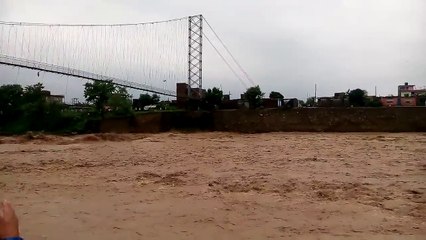 Download Video: Terribles inondations au Népal qui vont provoquer l'effondrement d'un pont suspendu au Népal