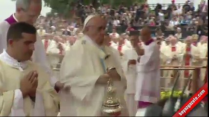 Papa Francis ayin sırasında düştü