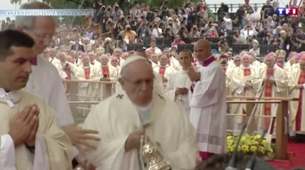 Le Pape rate une marche ! Zap actu du 28/07/2016 par lezapping