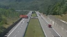 Un camion fait demi-tour sur l'autoroute