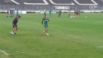 Nenê volta a treinar no gramado de São Januário e faz belo gol de falta