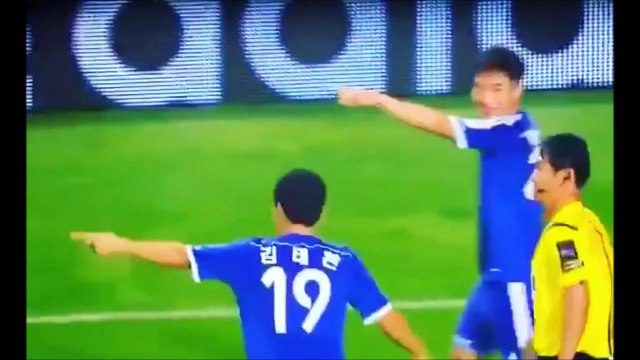 Cet arbitre de foot fait tirer au sort les cartons aux joueurs... Ahaha