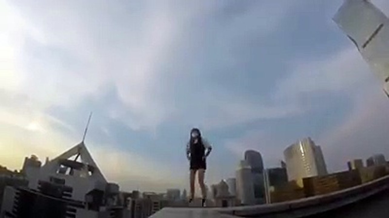 Una pareja hizo ejercicios al borde de un alto rascacielos