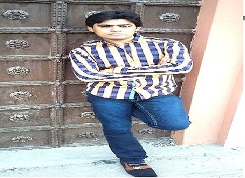 Baatein Ye Kabhi Naa Tu Bhulna Koi Tere Khatir Hai....