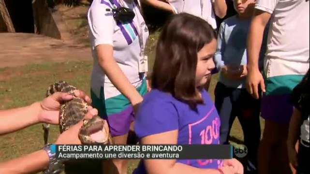 Acampamento ensina crianças com brincadeiras