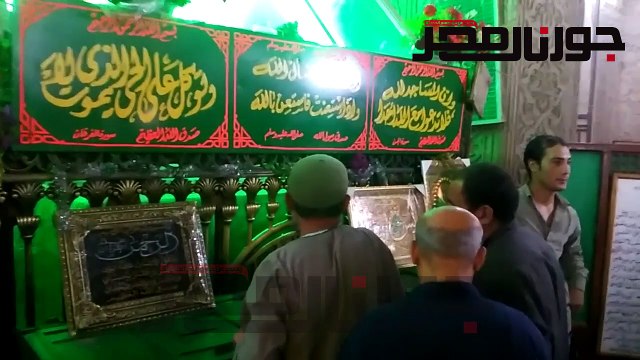 الوافدون يقرءون الفاتحة أمام ضريح أبي العباس المرسي في مولده بالإسكندرية