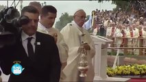 Así se cayó el papa Francisco durante una misa en Polonia