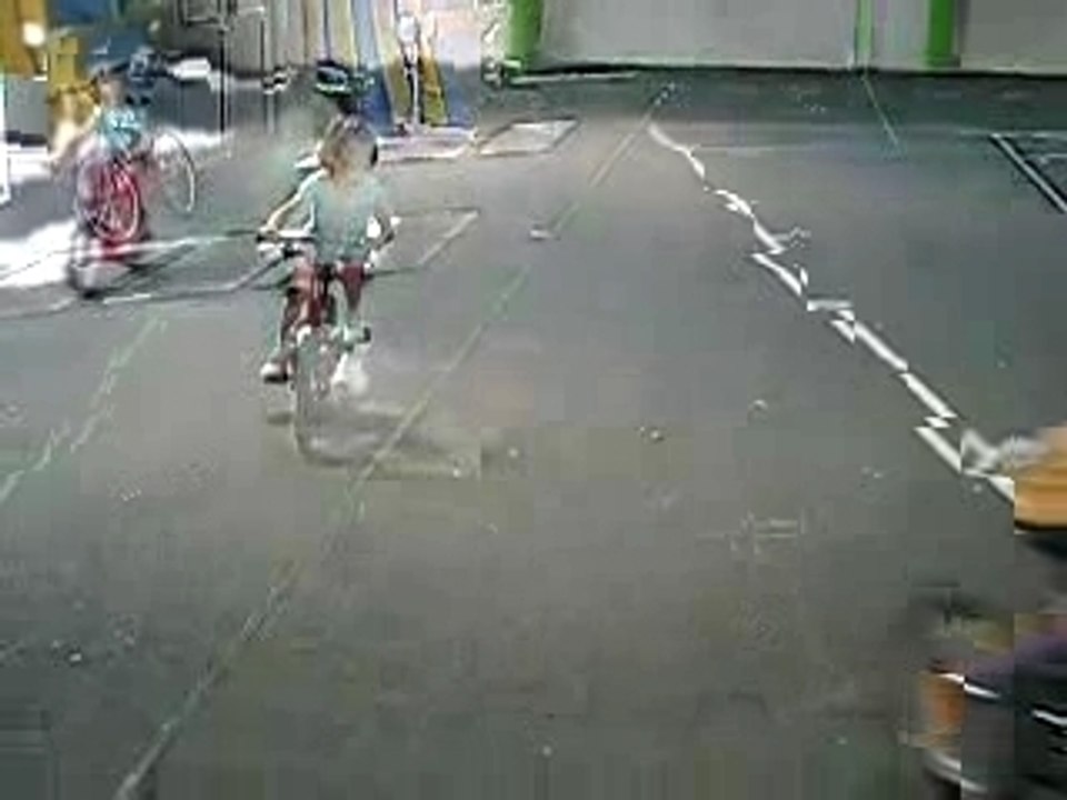 alicia fait du vélo à la salle