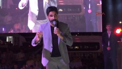 Nevşehir'deki 'Demokrasi Nöbeti'ne Şarkıcı Uğur Işılak da Katıldı