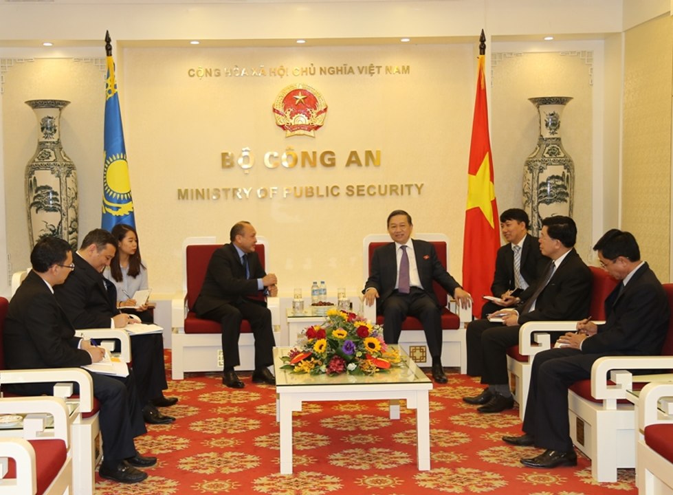 Bộ trưởng Tô Lâm tiếp Đại sứ Kazakhstan