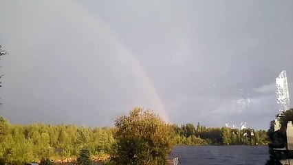 Sta filmando un arcobaleno, ma la natura decide di fargli una brutta sorpresa