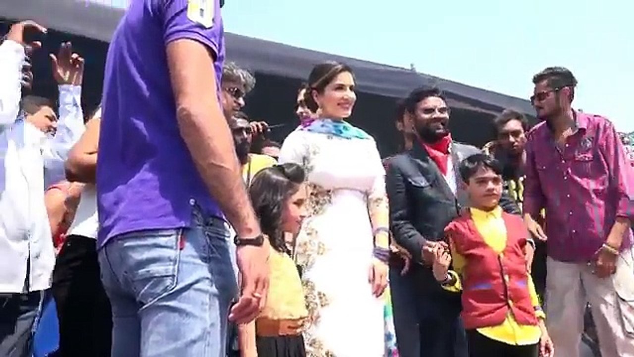SUNNY LEONE slapped  journalist in SURAT(Guj.) - at Holi 2016- Rang Barse - Looking Gorgeous