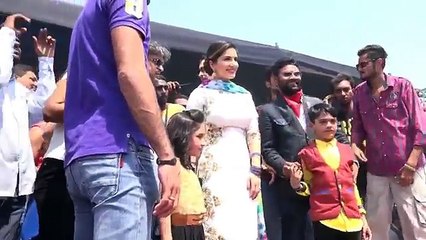 SUNNY LEONE slapped  journalist in SURAT(Guj.) - at Holi 2016- Rang Barse - Looking Gorgeous