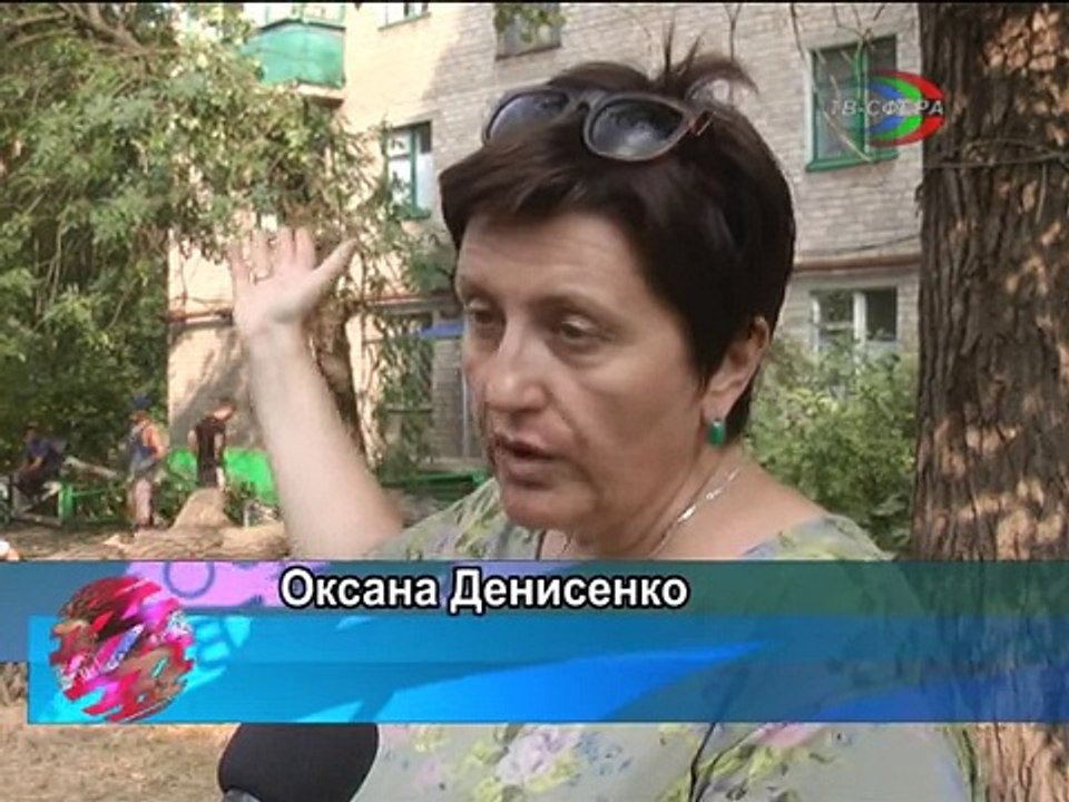 ЧП в Харцызске. Из за небрежности коммунальщиков на дом упал тополь