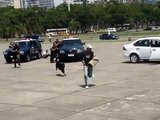 La police de Rio est prête pour les jeux Olympiques : Ce chien attaque son maître policier au lieu du voleur en exercice à Rio !