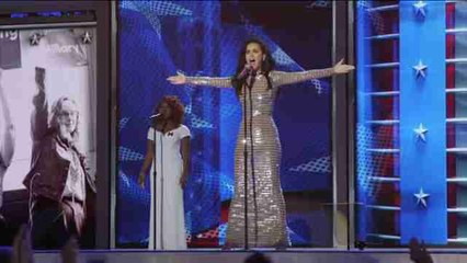 Una fiesta electrizante con globos, confeti y bailes para coronar a Clinton