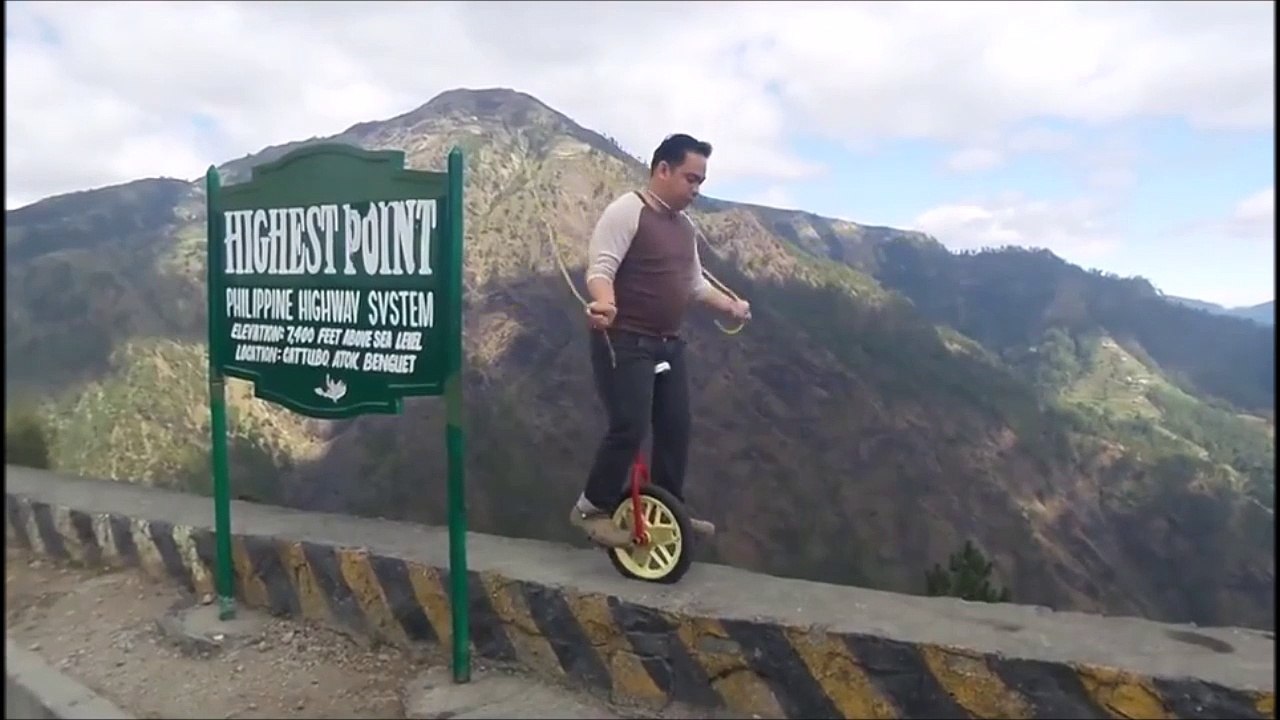 Ce taré fait de la corde à sauter en monocycle au bord d une falaise... Risqué!
