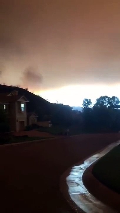 Un avion déverse du retardant sur un feu près des habitations impressionnant!