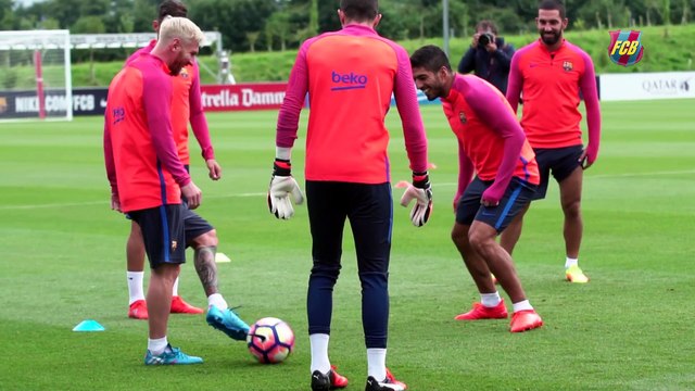 Lionel Messi nutmegs Luis Suarez - Barça