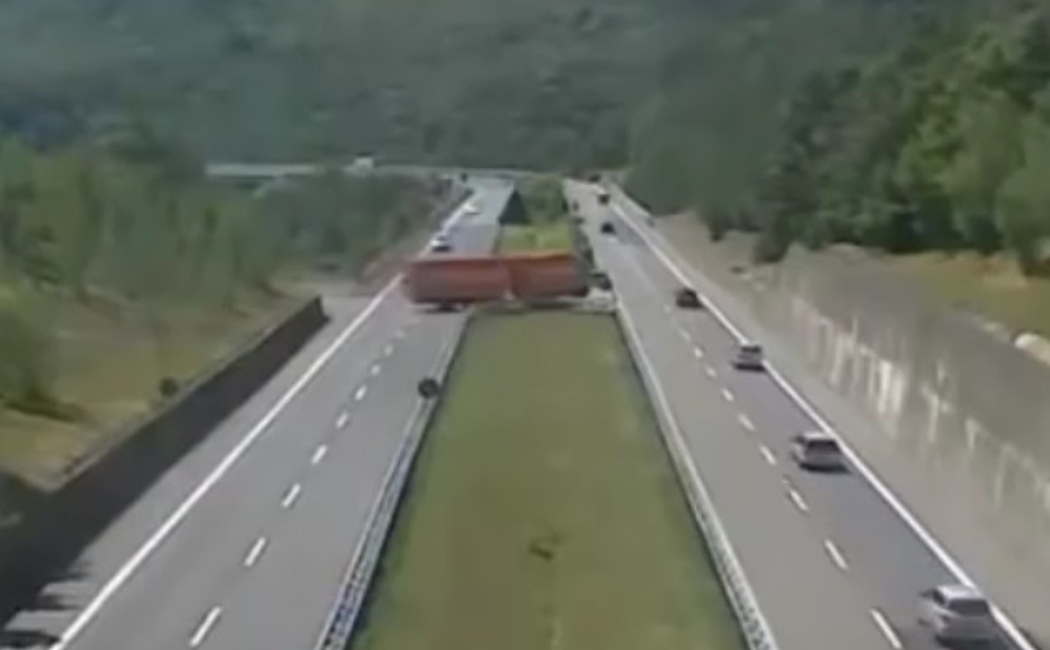 Sur l’autoroute d'italie un poids lourd fait un demi-tour inimaginable.