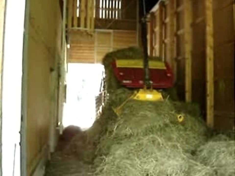 déchargement du foin